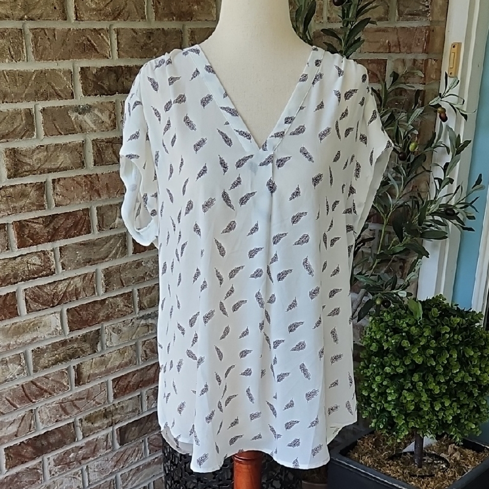 White Feather Print V-Neck Women's Top, Size L